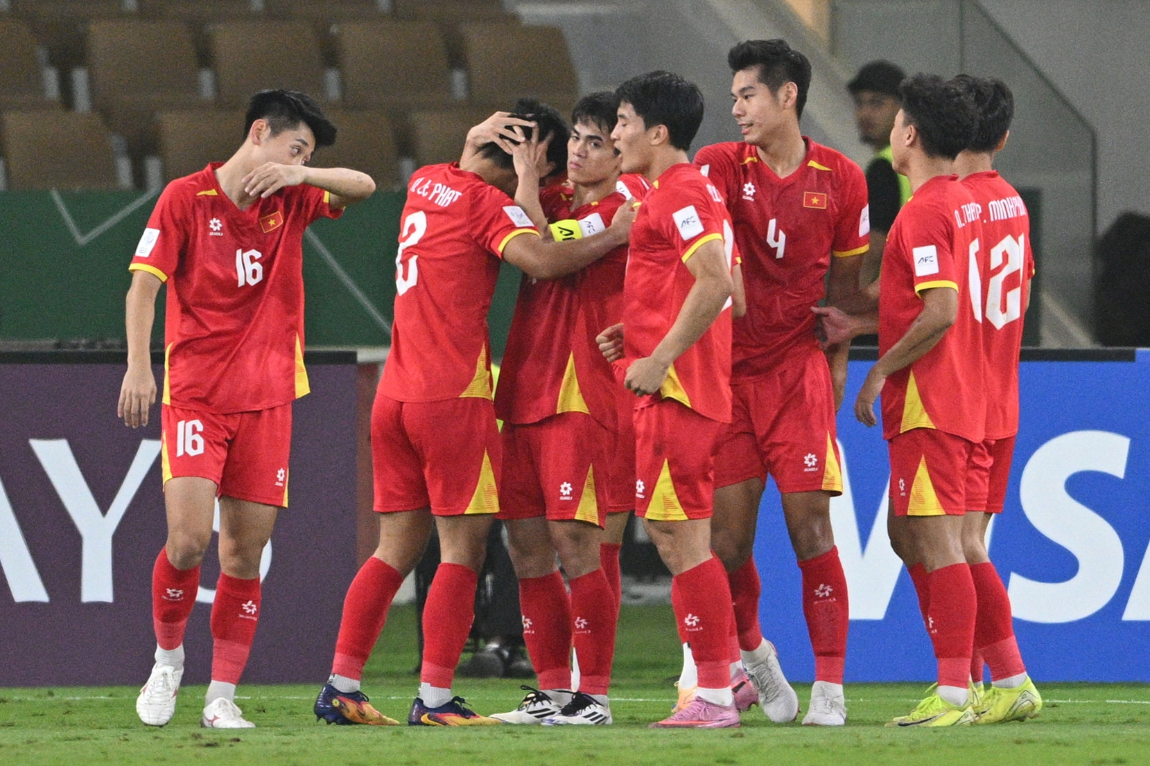 Video Đình Bắc đánh đầu nâng tỷ số lên 2-1 cho U23 Việt Nam