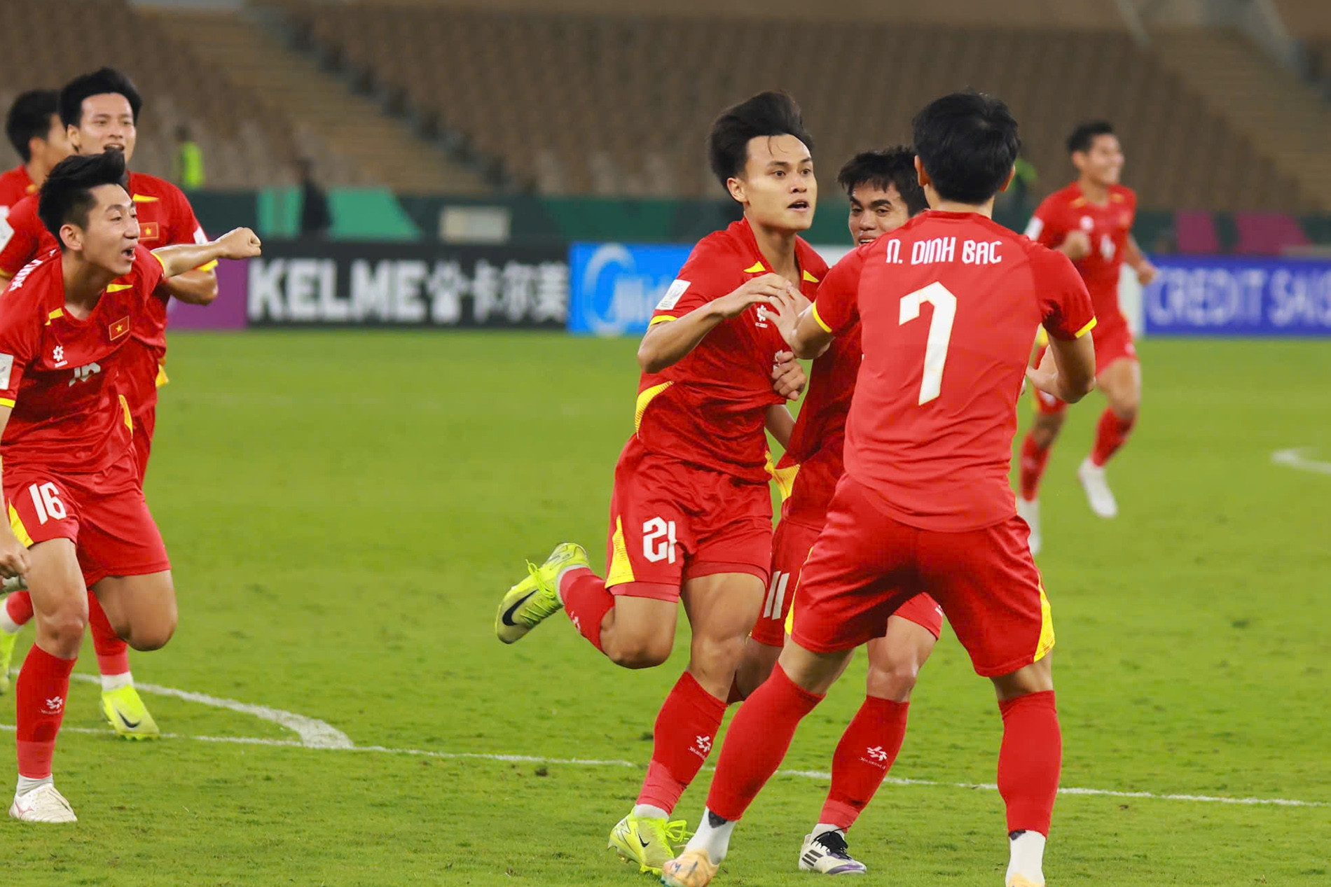 Video Minh Phúc 'xé lưới' U23 UAE ở phút 101