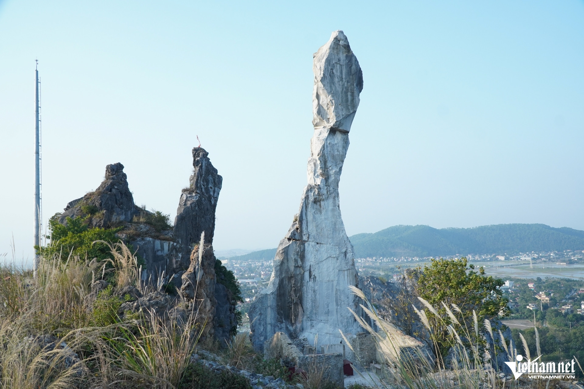 W-a1Cận cảnh hòn Vọng Phu ở Thanh Hóa.JPG.jpg