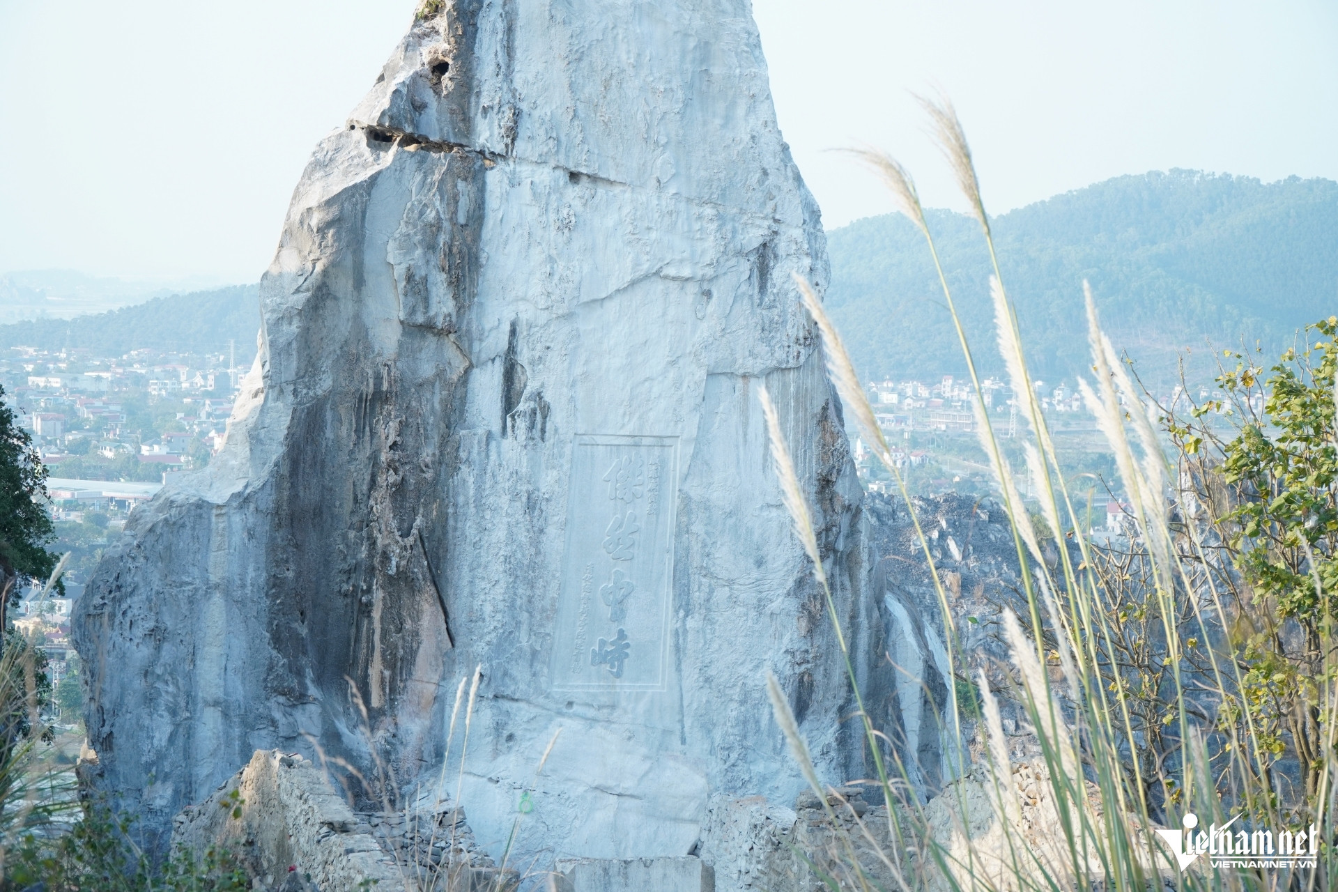 W-a6Cận cảnh hòn Vọng Phu ở Thanh Hóa.JPG.jpg