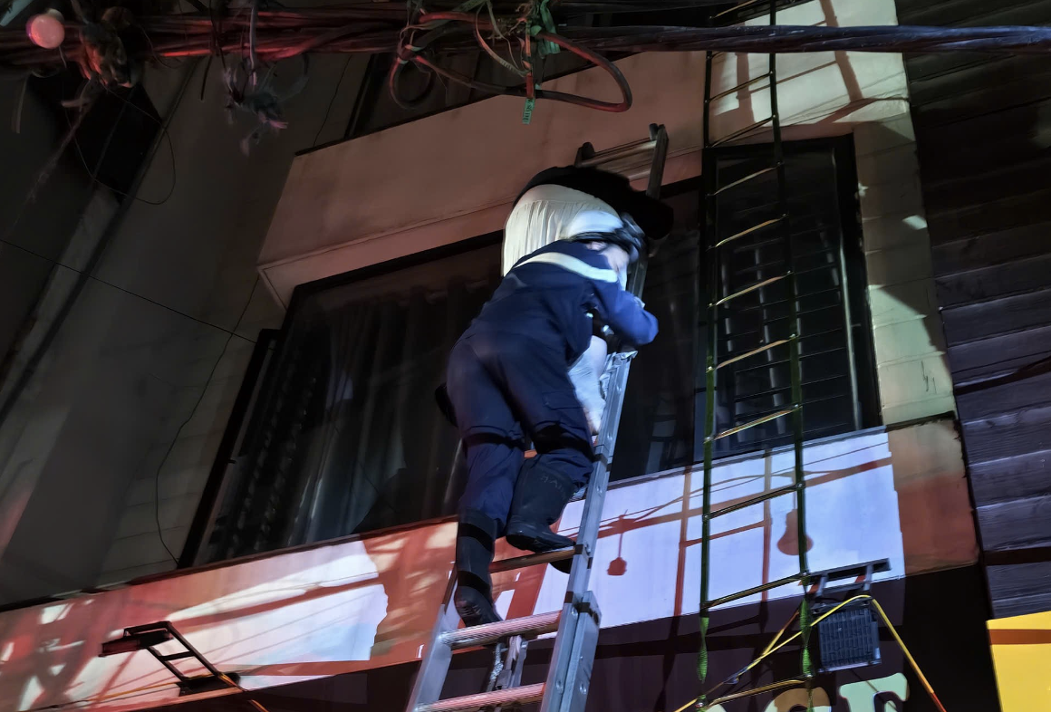 Leo thang tiếp cận tầng cao, cảnh sát đưa người mắc kẹt ra khỏi nhà cháy