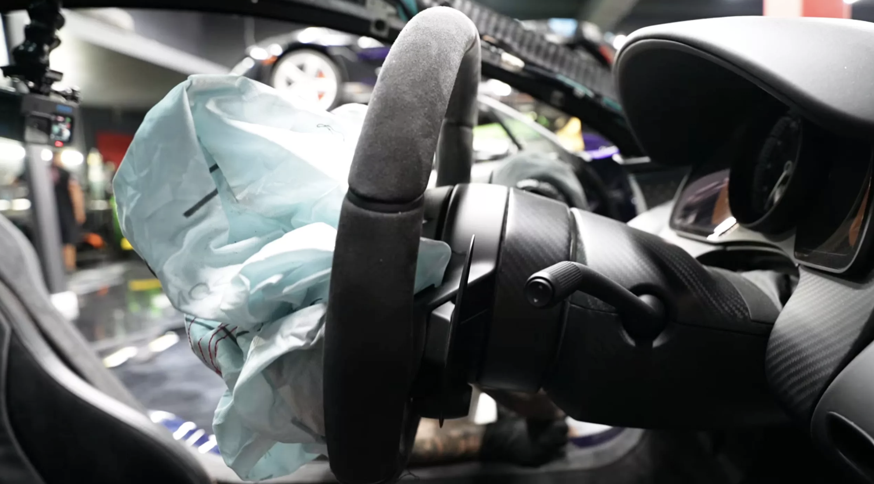 Chi tiết bất ngờ trên chiếc siêu xe Bugatti Chiron trị giá hơn 150 tỷ đồng Ảnh màn hình 2026 01 18 lúc 14.50.38.png