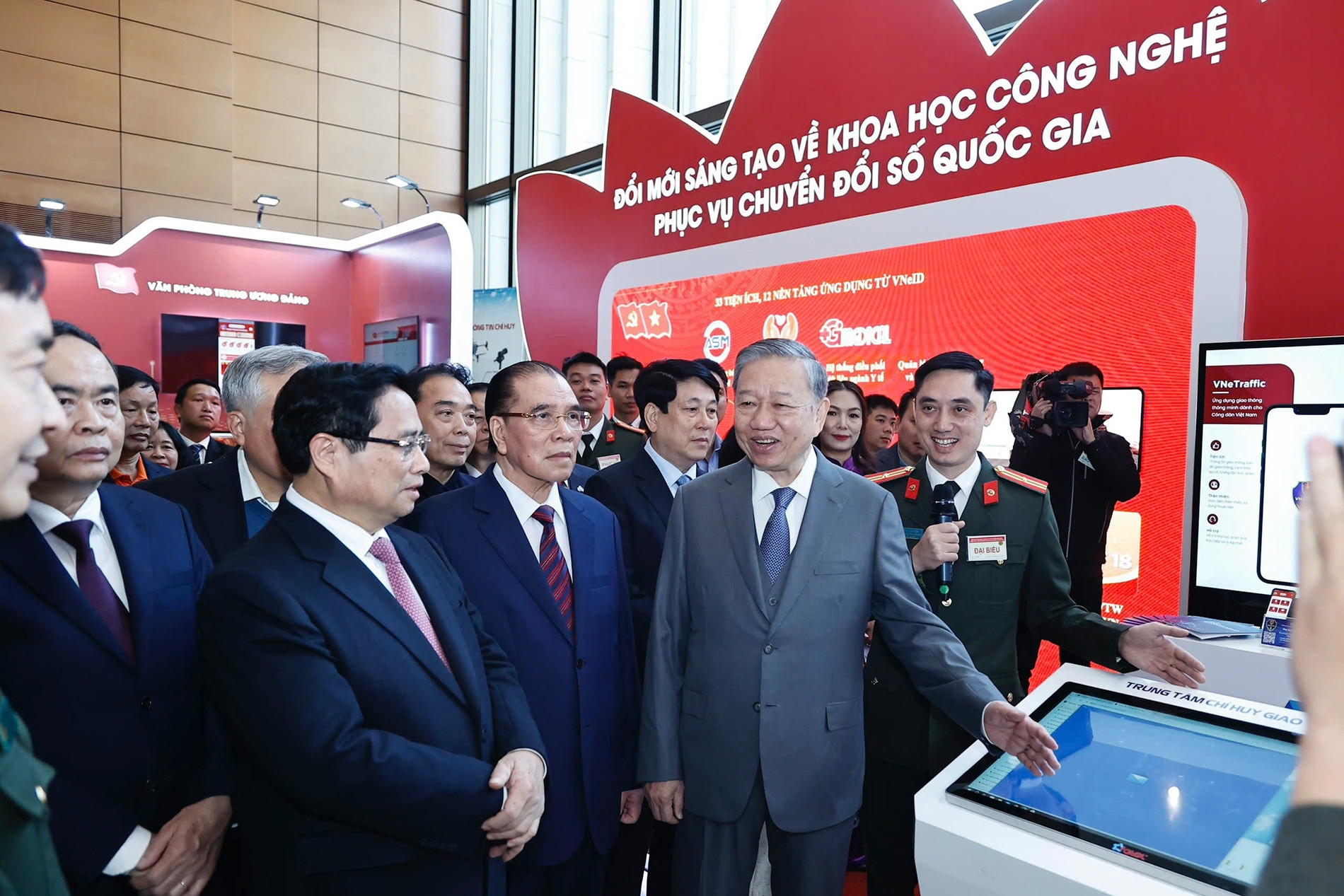 Bộ trưởng Nguyễn Mạnh Hùng: Không có khoa học mạnh thì không có quốc gia mạnh