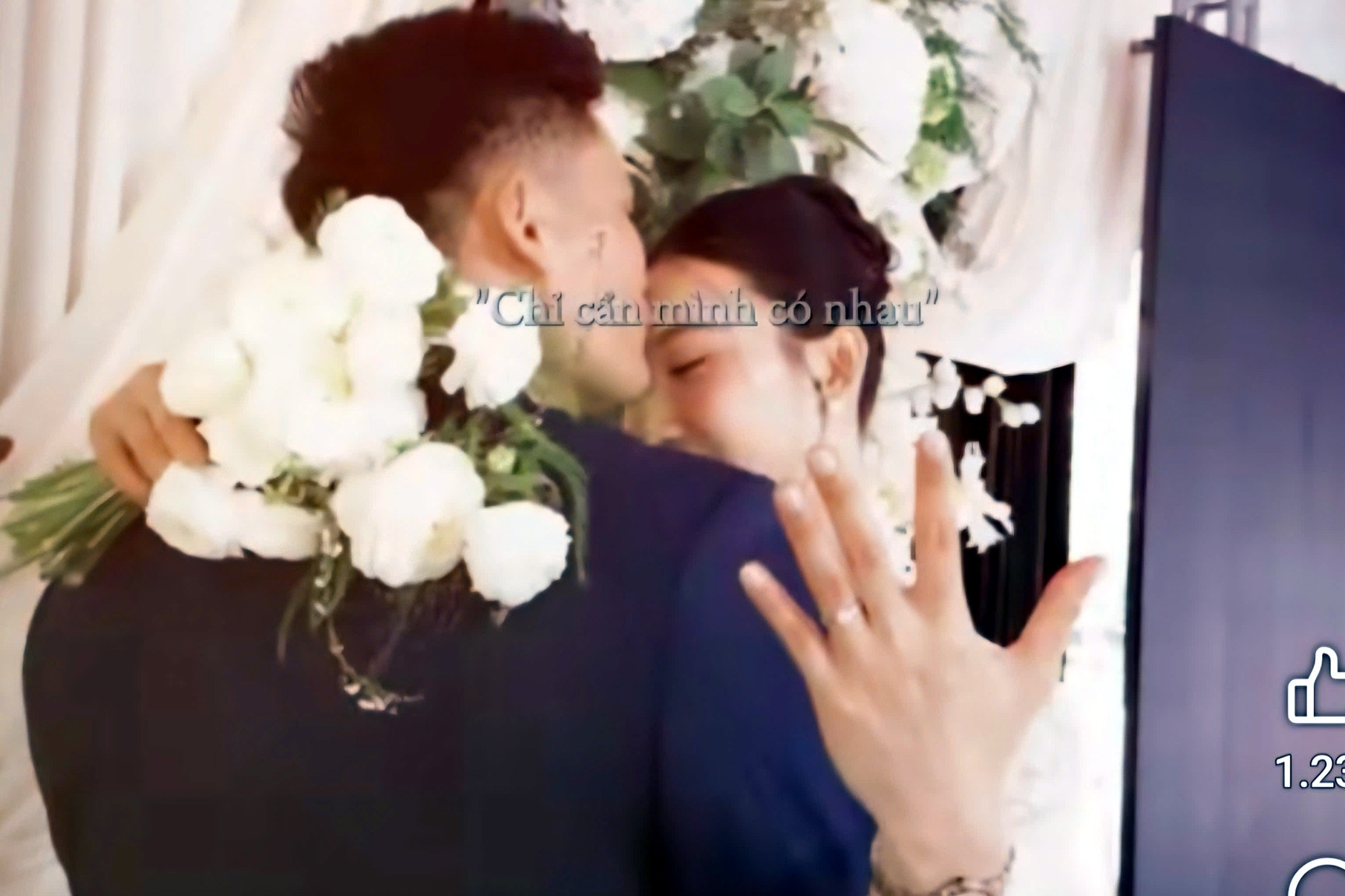 Hoa khôi bóng chuyền Nguyệt Anh được tuyển thủ điền kinh cầu hôn