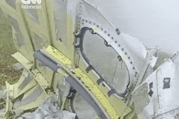 Indonesia tìm thấy xác máy bay chở 11 người mất tích ở miền nam