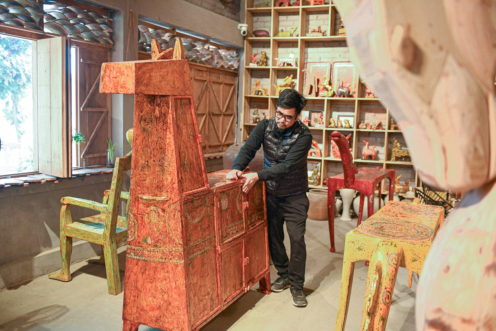 Khách Đà Nẵng chi 400 triệu săn bàn ghế sơn mài hình ngựa ở Hà Nội