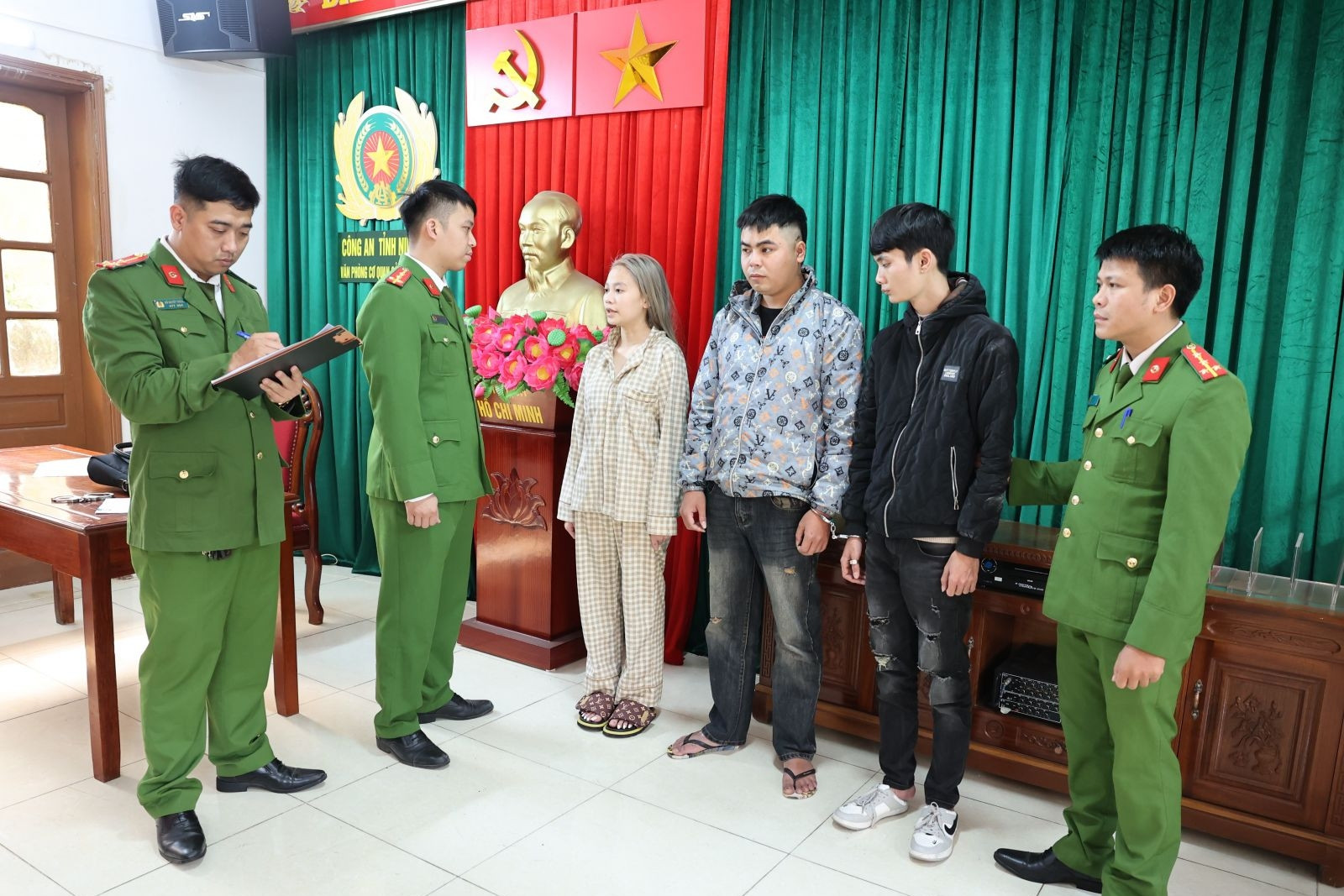 Khởi tố nhóm đối tượng mua bán 2 bé gái, cưỡng đoạt tài sản