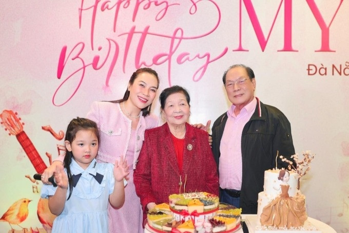 Ngày vui của gia đình Mỹ Tâm, NSND Phạm Phương Thảo đón tuổi mới