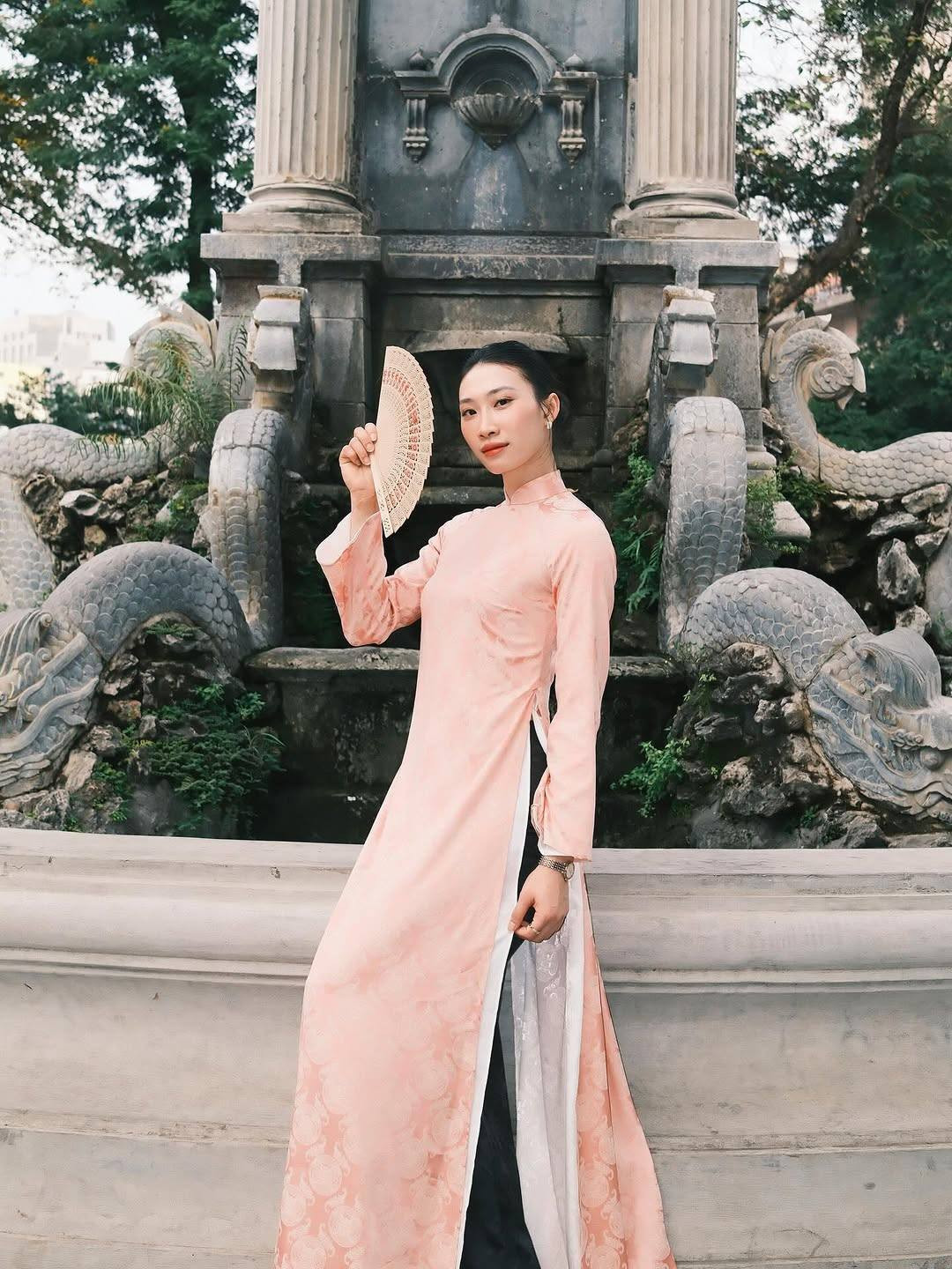 Hoa khôi bóng chuyền Nguyệt Anh được tuyển thủ điền kinh cầu hôn nguyet anh 1.jpg