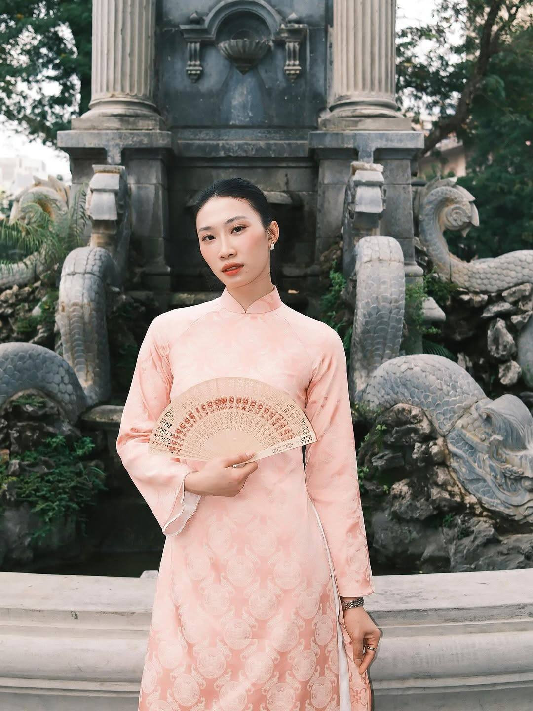 Hoa khôi bóng chuyền Nguyệt Anh được tuyển thủ điền kinh cầu hôn nguyet anh 4.jpg