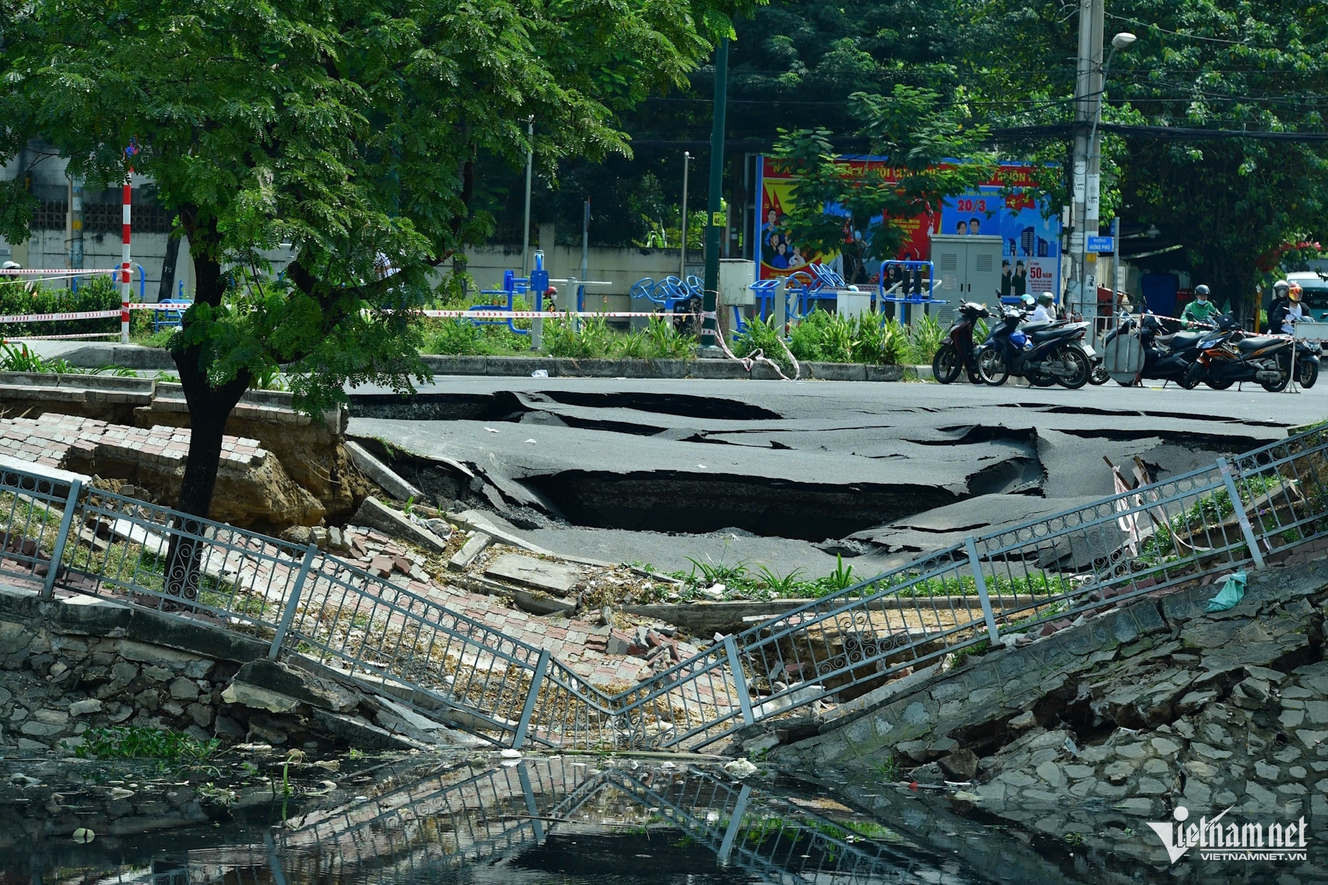 Phong tỏa khẩn cấp, quây bạt kín hiện trường vụ sạt lở ven kênh Tàu Hủ ở TPHCM