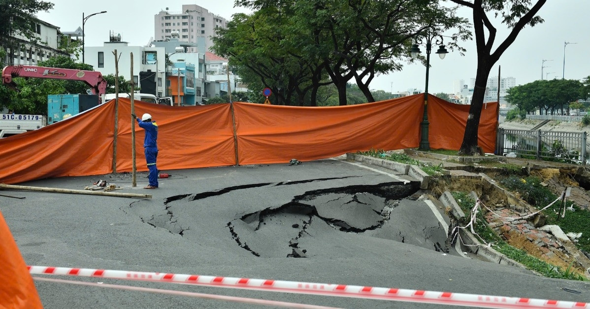 Phong tỏa khẩn cấp, quây bạt kín hiện trường vụ sạt lở ven kênh Tàu Hủ ở TPHCM