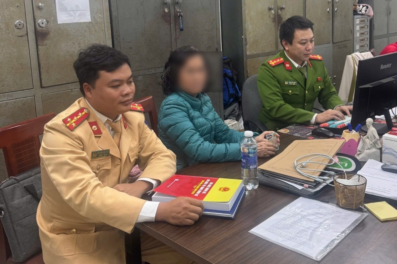 Triệu tập làm việc người phụ nữ cầm loa hô hào đua xe tại hầm Kim Liên