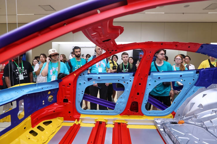 100.000 người tranh 200 suất thăm quan nhà máy xe điện Trung Quốc