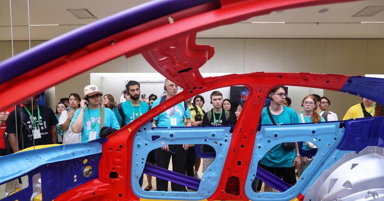 100.000 người tranh 200 suất thăm quan nhà máy xe điện Trung Quốc