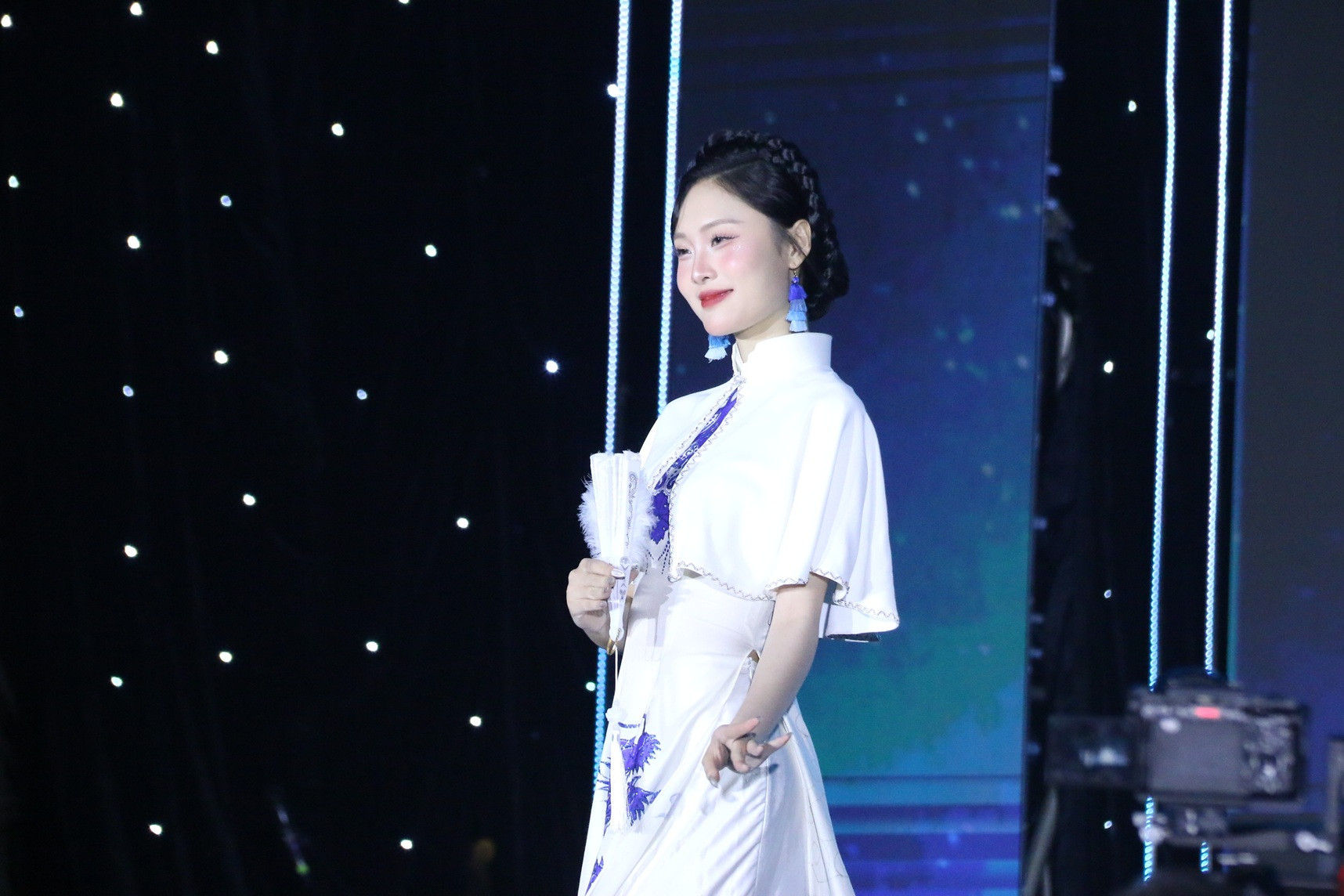 103 duyên dáng ngoại thương.JPG