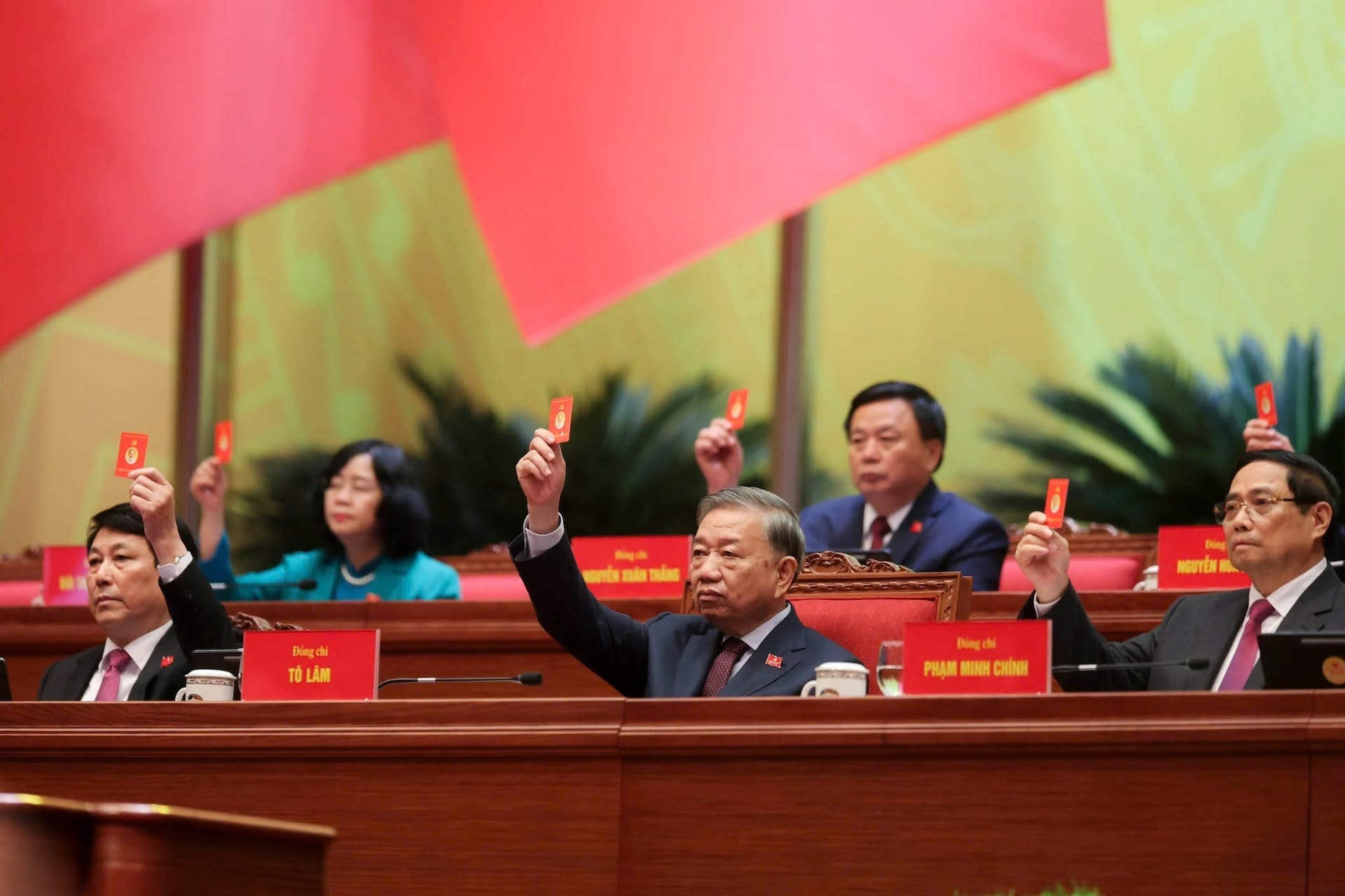 16 ủy viên Bộ Chính trị được bầu vào đoàn Chủ tịch Đại hội 14