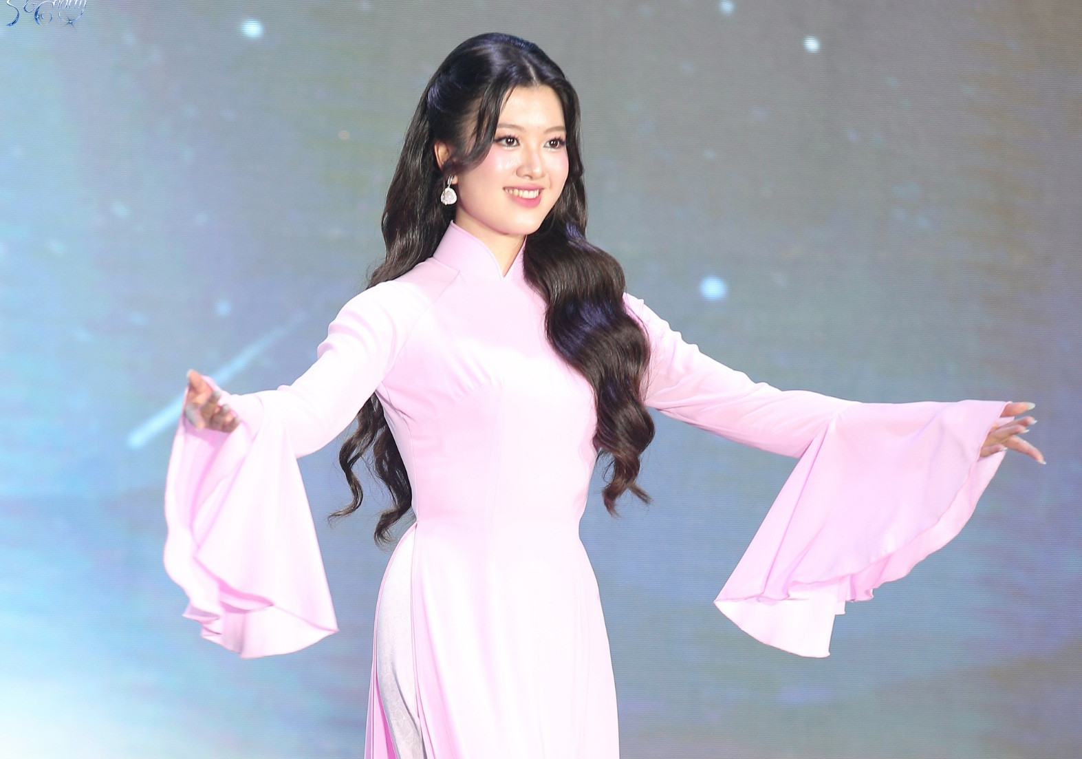 54 duyên dáng ngoại thương.jpg