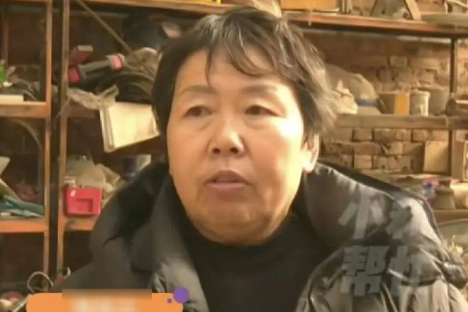 Đổi sổ hộ khẩu, người phụ nữ phát hiện sự thật đau lòng về cuộc hôn nhân 35 năm