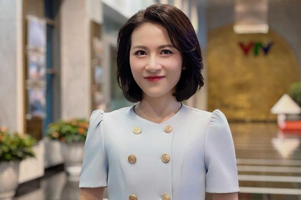 BTV Ngọc Anh xúc động khi bố ngồi xe máy đợi con 2 tiếng ở cổng đài VTV