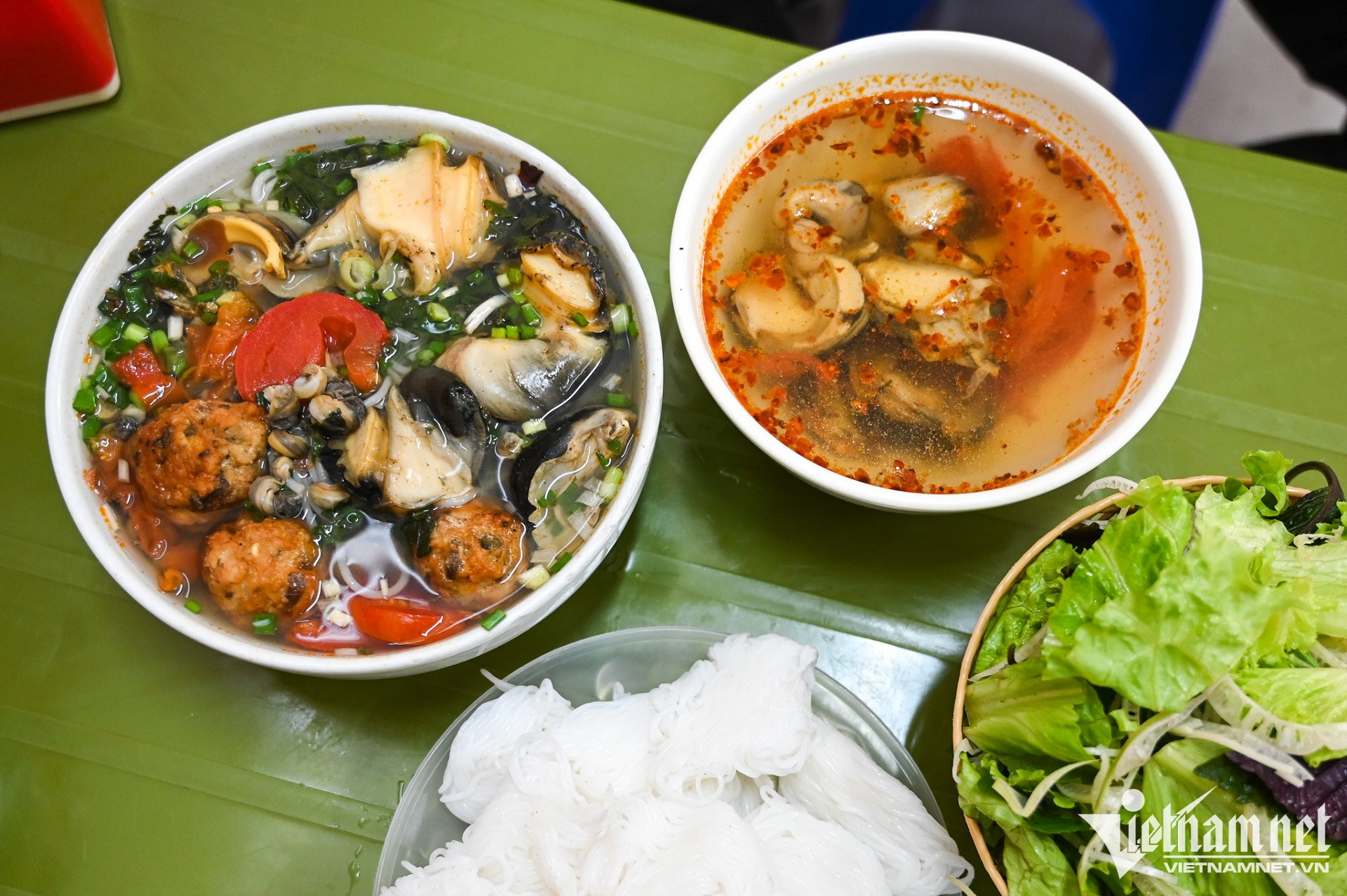 Papaken thử nước dùng bún ốc nguội