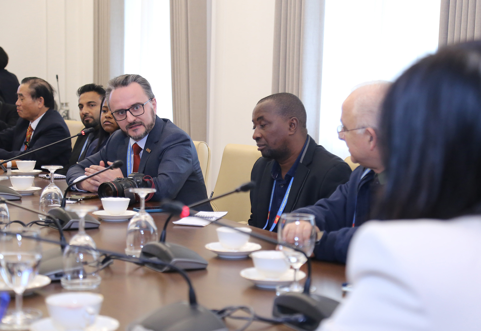 Các phóng viên trao đổi.jpg