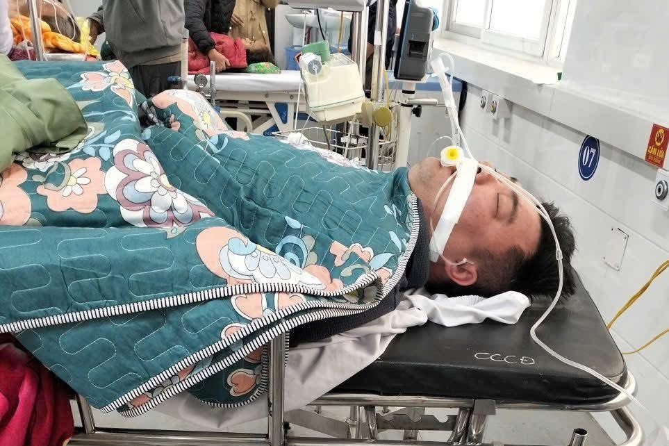 Cha tàn tật lại bị tai biến nguy kịch, 4 đứa trẻ cần sự giúp đỡ