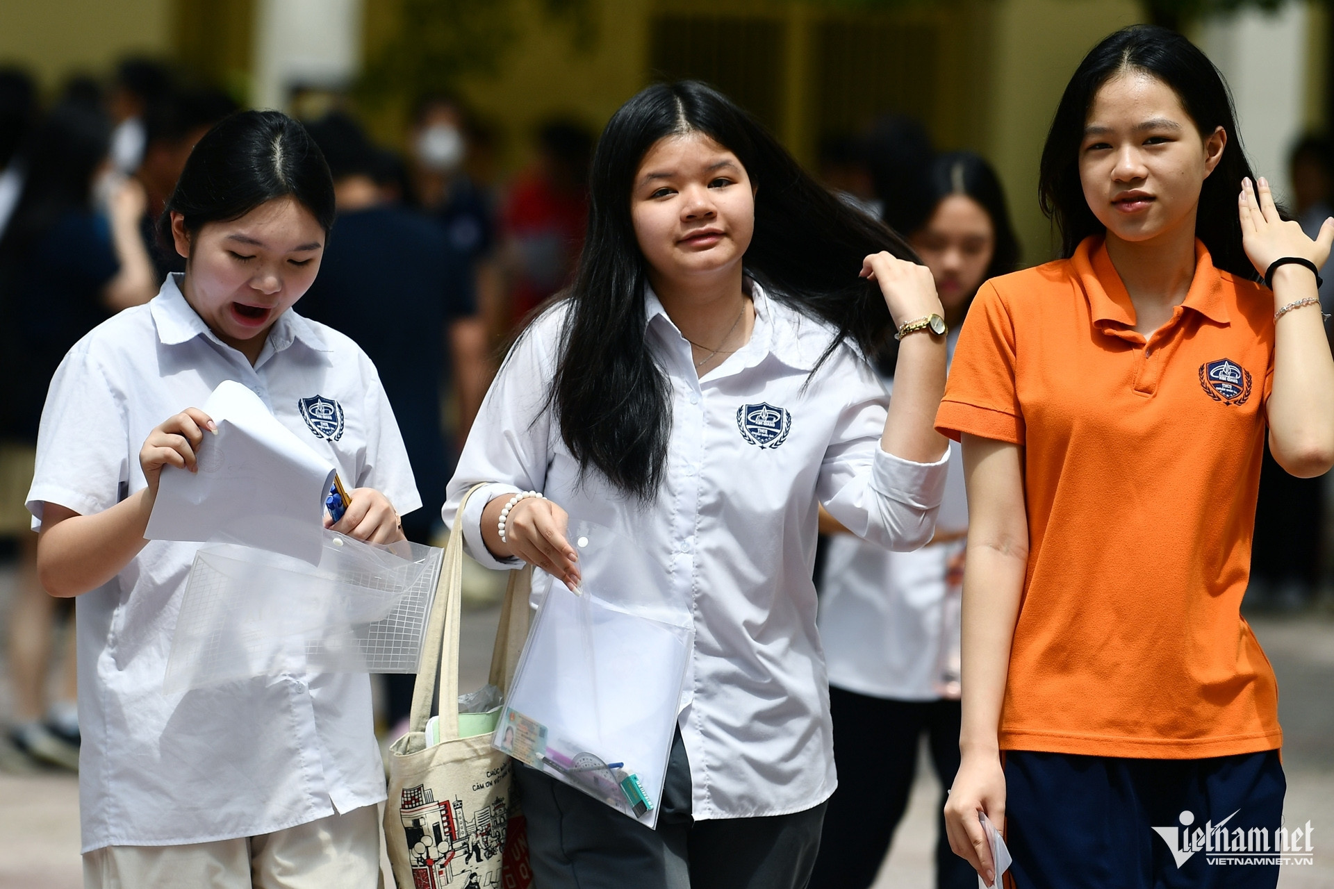 Cuộc đua vào lớp 10 công lập: Mở thêm lối đi để phụ huynh và học sinh bớt khổ