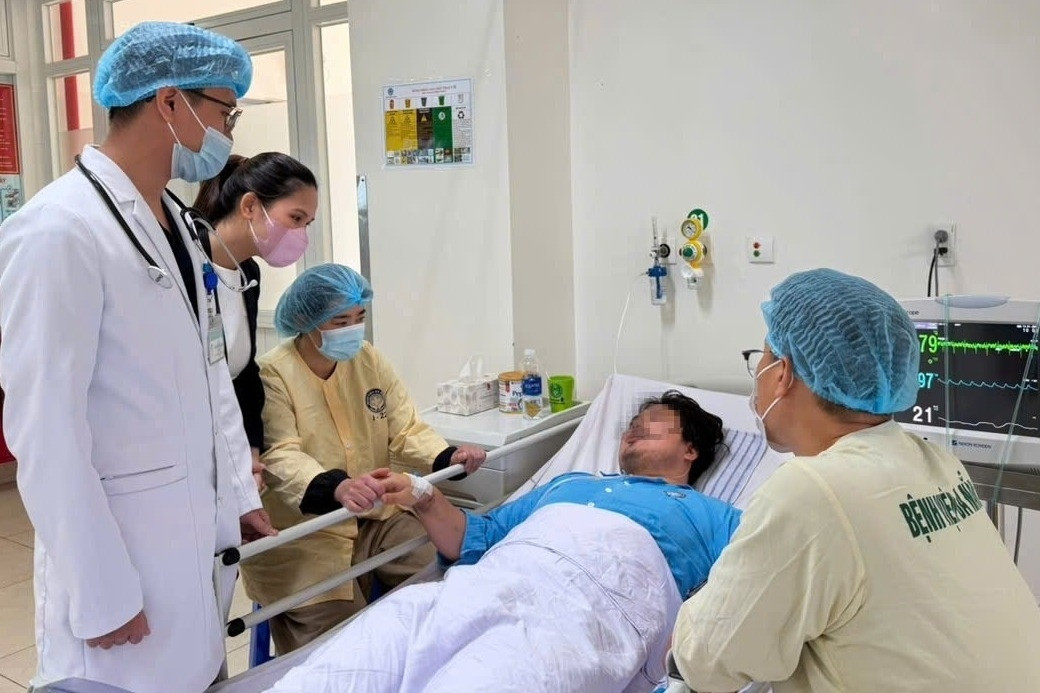 Cứu nam thanh niên ngoại quốc bị sốc tim, suy hô hấp nguy kịch