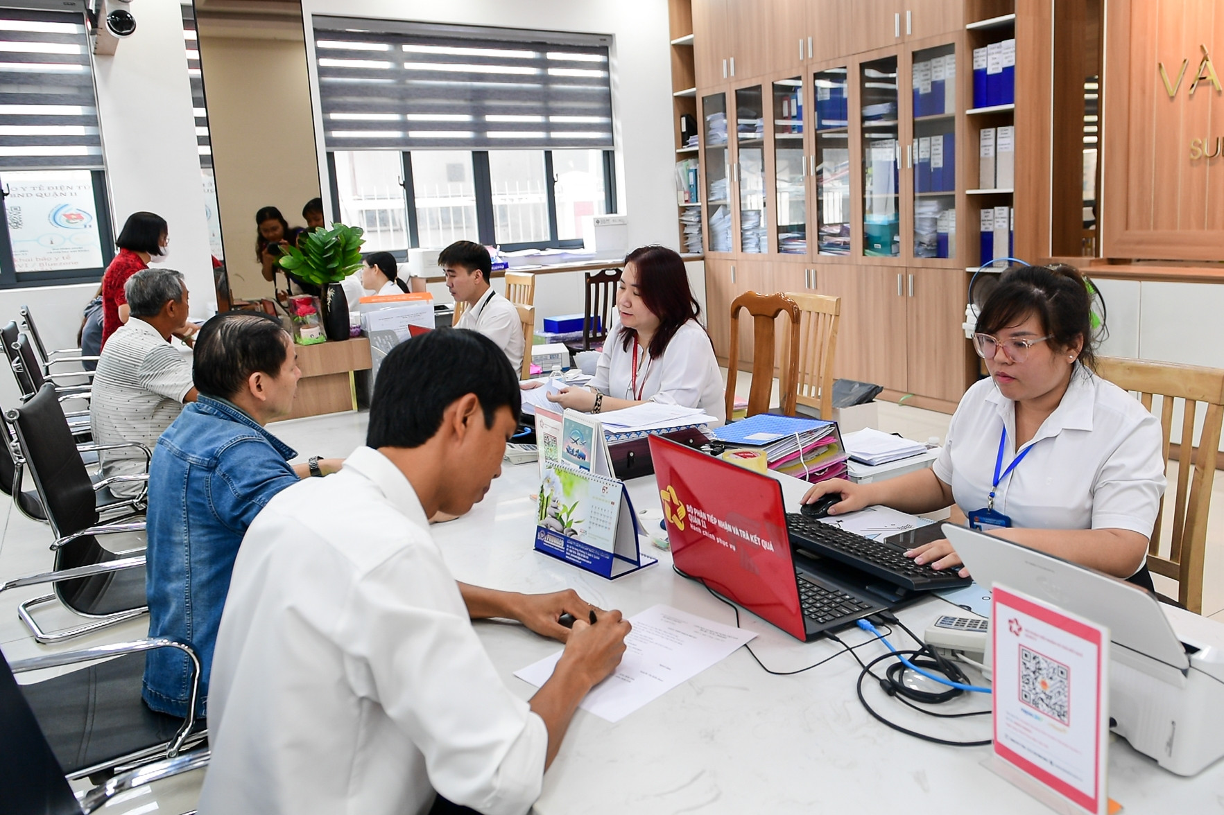 Điều chỉnh biên chế cấp xã, xem xét chuyển biên chế sự nghiệp sang công chức