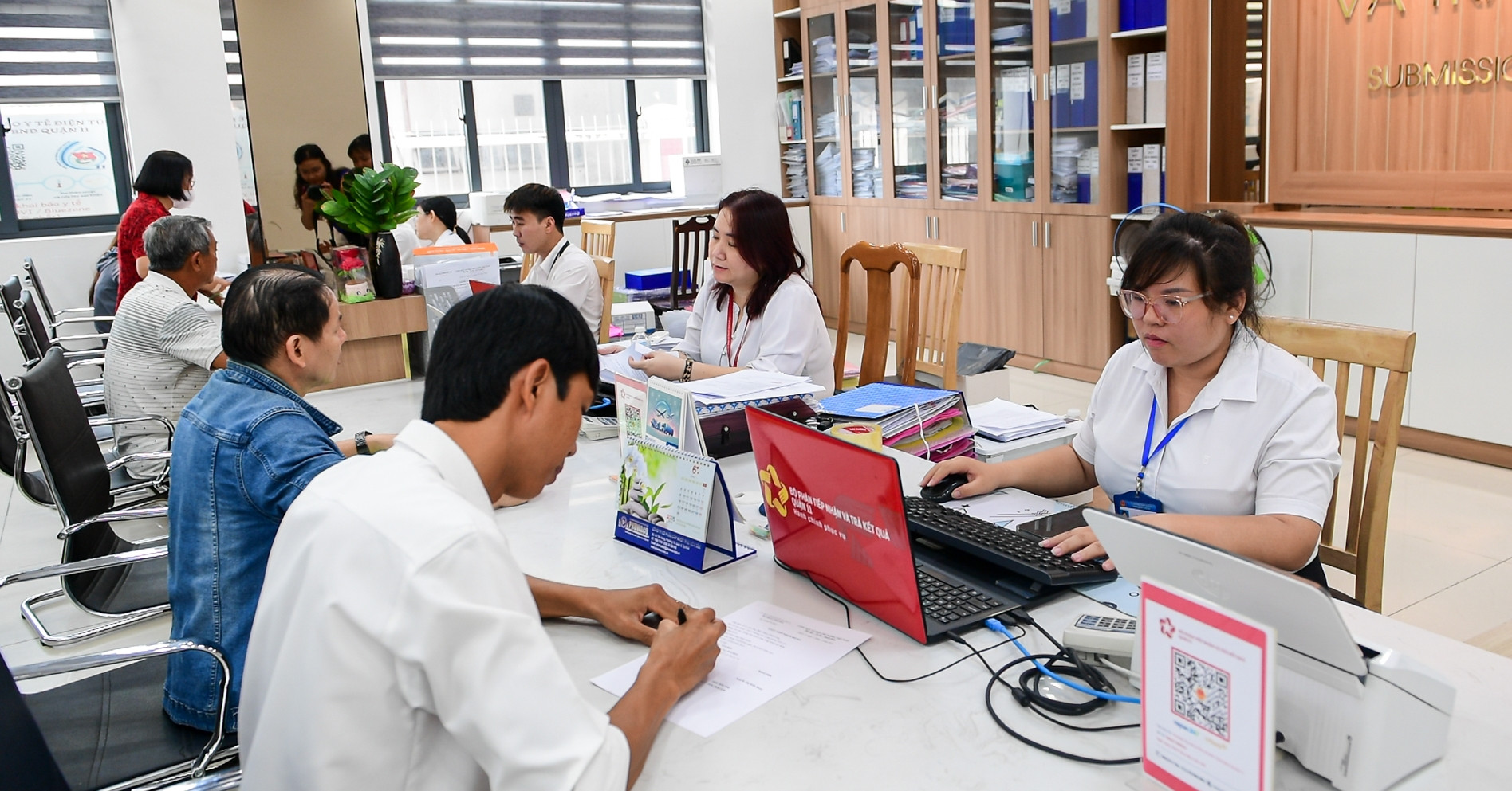 Điều chỉnh biên chế cấp xã, xem xét chuyển biên...