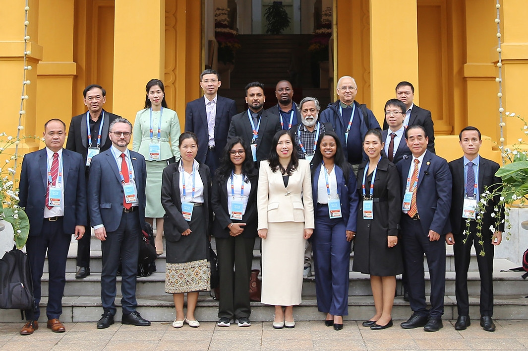 Đoàn phóng viên quốc tế đến Việt Nam đưa tin về Đại hội Đảng