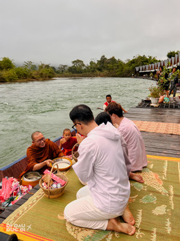 https://static-images.vnncdn.net/vps_images_publish/000001/000003/2026/1/19/du-lich-lao-2148.jpg