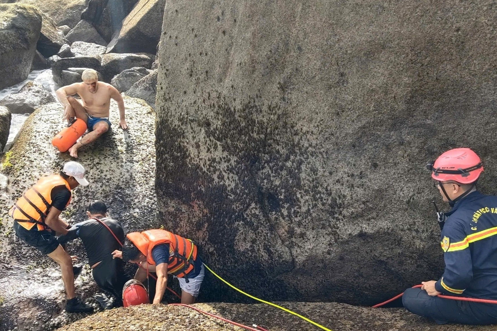 Giải cứu 2 du khách bị sóng đánh mắc kẹt vào ghềnh đá ở Đắk Lắk