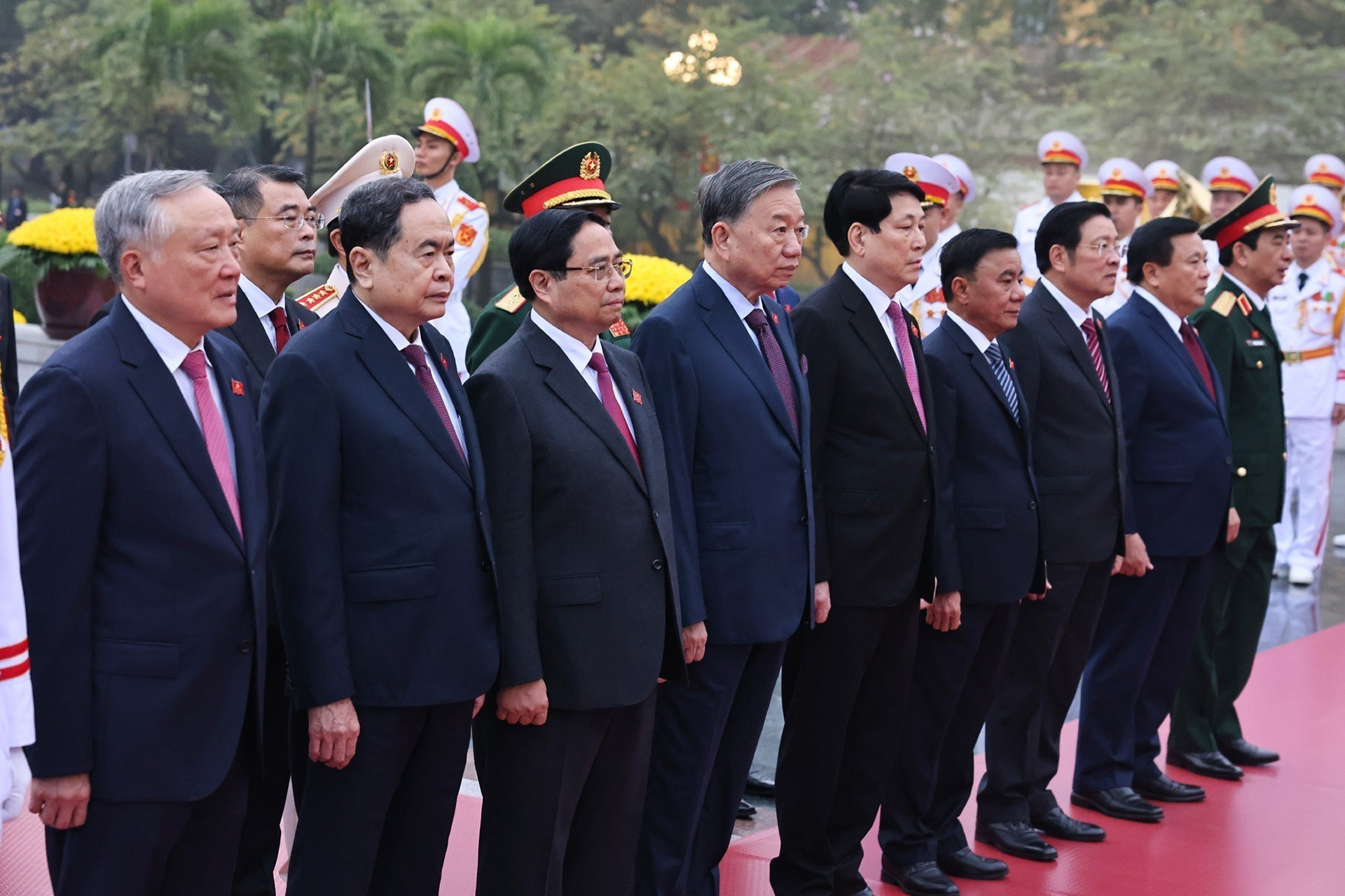 Lãnh đạo Đảng, Nhà nước và đại biểu dự Đại hội 14 vào Lăng viếng Chủ tịch Hồ Chí Minh