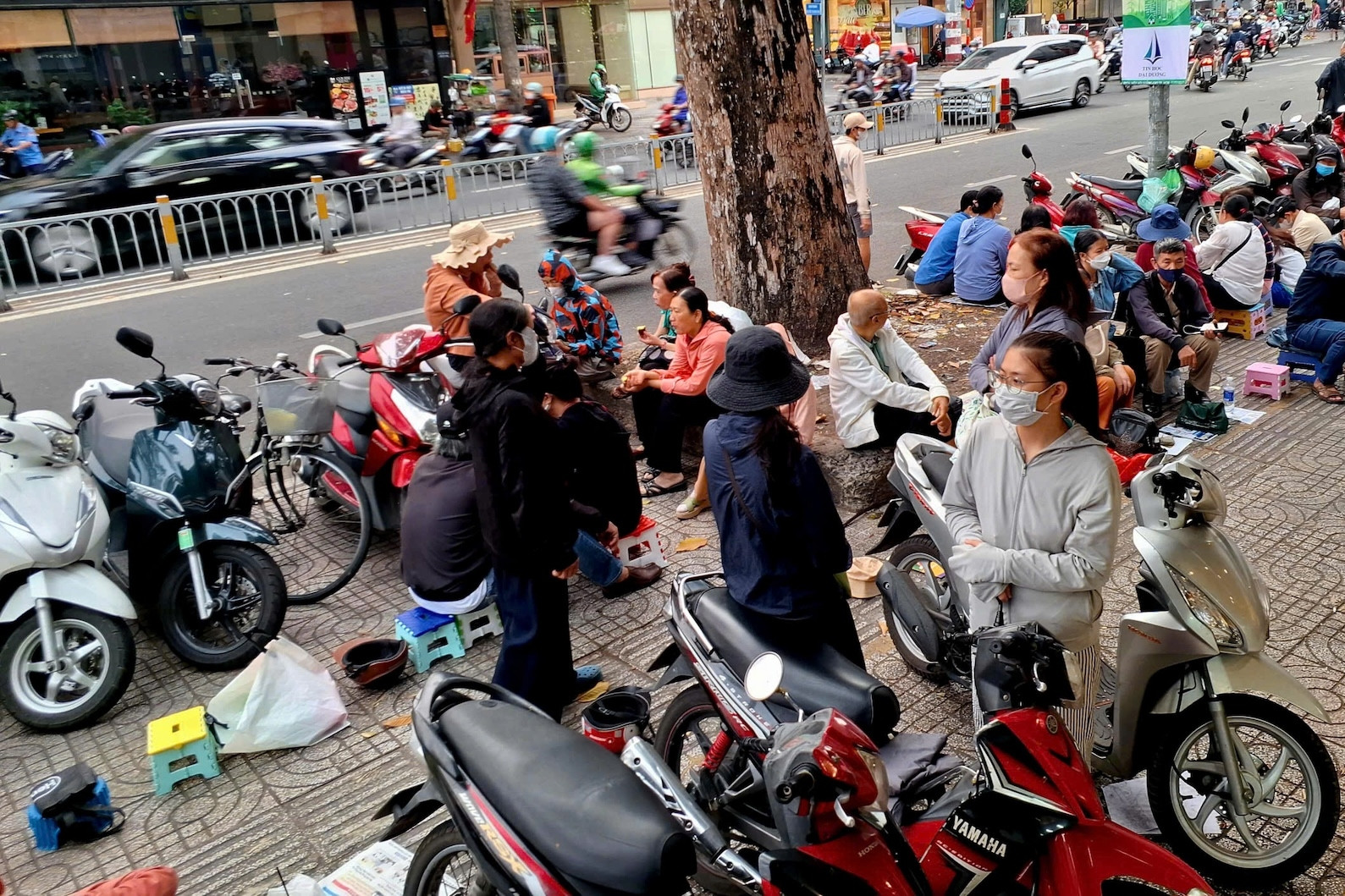 Mẹ chồng U70 xếp hàng mua vàng từ 5h, nói điều khiến con dâu nghẹn lòng