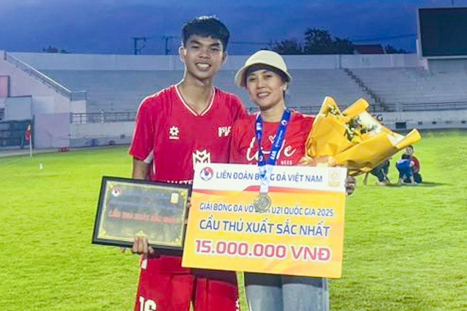 Người mẹ từ Nam ra Bắc rửa bát, bưng bê nuôi giấc mơ cầu thủ của Lê Phát