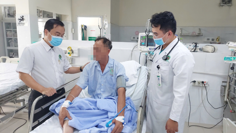 Bác sĩ không chờ có viện phí, cứu nam bảo vệ '3 không' bị nhồi máu cơ tim nhoi mau co tim (3).png