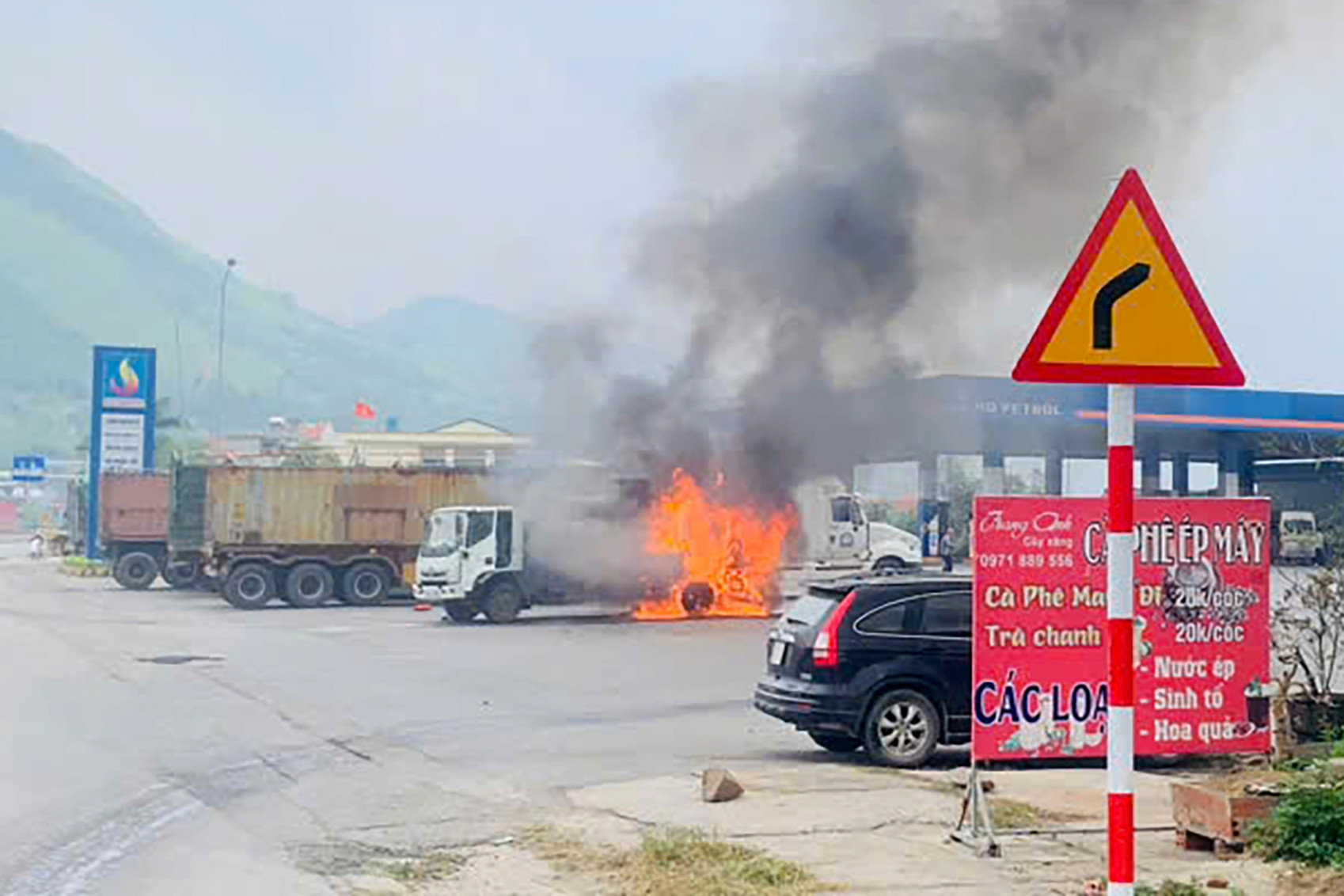 Quảng Ninh: Xe bồn tưới nhựa đường bốc cháy dữ dội trong cây xăng
