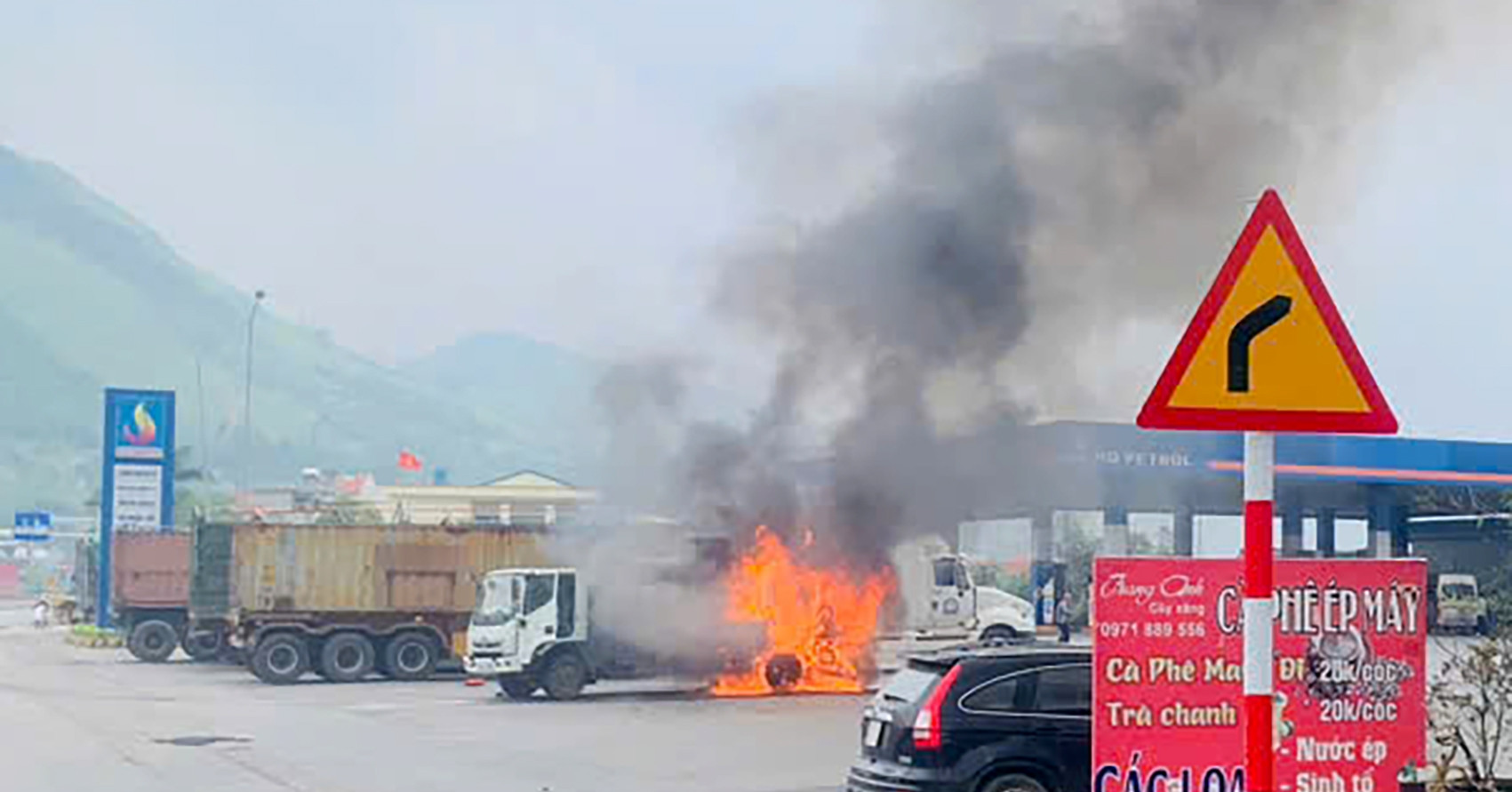 Quảng Ninh: Xe bồn tưới nhựa đường bốc cháy dữ dội trong cây xăng