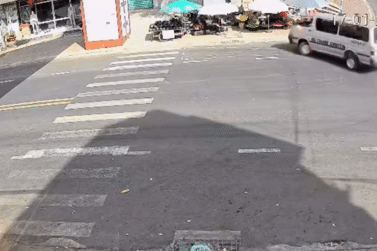 Tạm giữ tài xế lái ô tô chạy vòng tròn giữa ngã ba ở Lâm Đồng