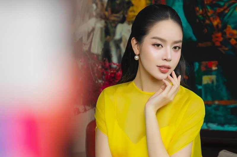 Hoa hậu Thanh Thủy diện váy vàng, đỏ rực rỡ đón xuân