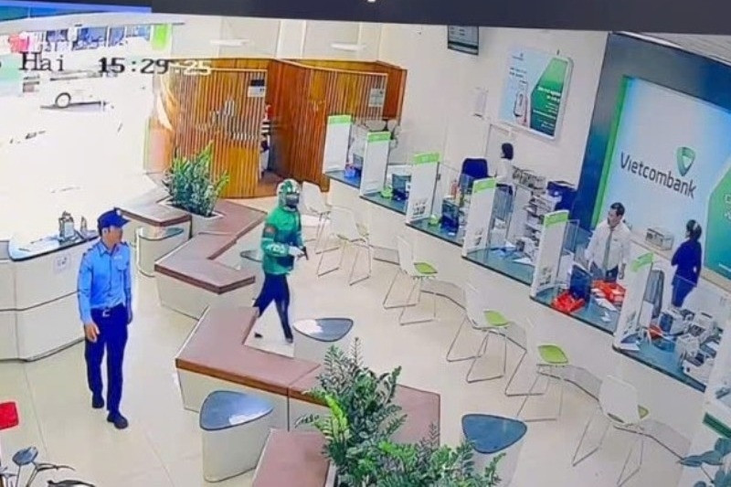Truy bắt hai kẻ cầm vật giống súng cướp ngân hàng