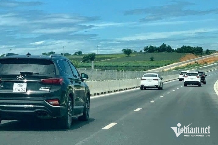 W-lai xe tren cao toc sao cu phai om lan ben trai cho kho 756.jpeg