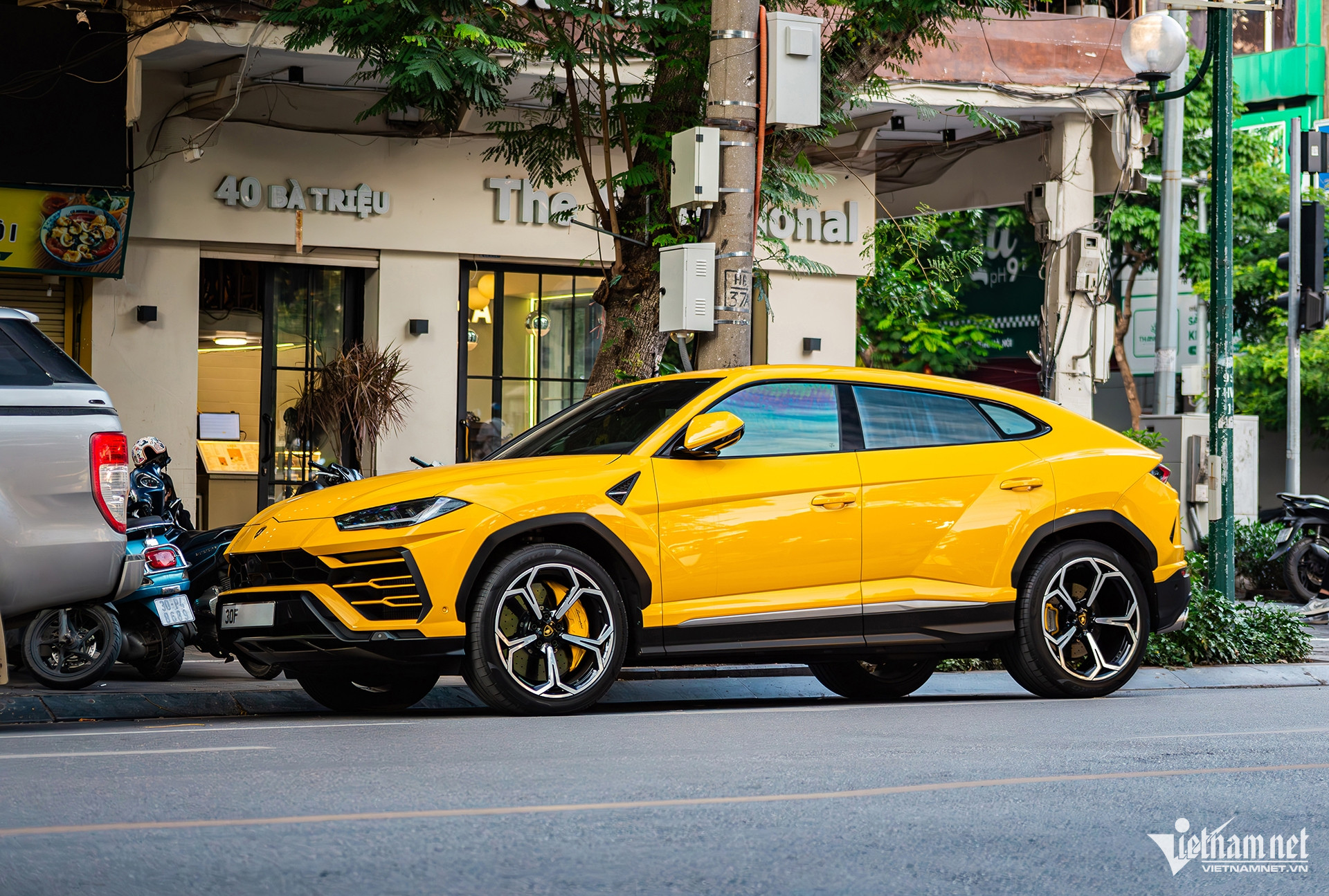 Dàn siêu xe, xe sang hơn trăm tỷ dạo phố Hà Nội, chiếc đắt nhất giá hơn 21 tỷ W-sieu xe 4.jpg