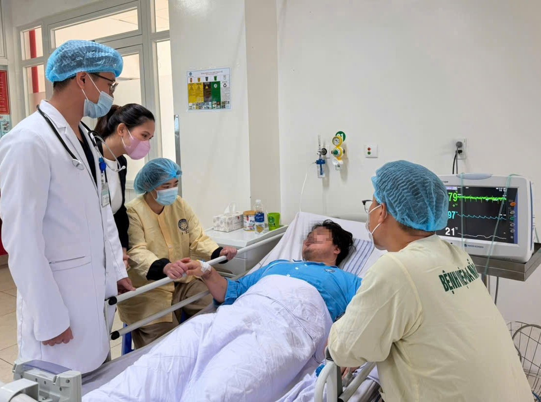 Cứu nam thanh niên ngoại quốc bị sốc tim, suy hô hấp nguy kịch z7447337137423_4ae9f217d6b4ab577bb19b84908713a4.jpg