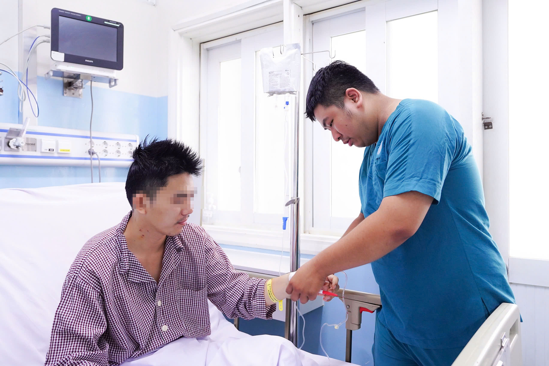 Bật báo động đỏ cứu người đàn ông đột ngột ngừng tim khi chơi cầu lông