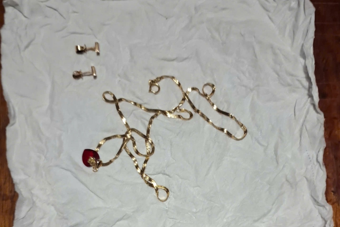 Bất ngờ phát hiện gói vàng được bọc giấy ăn trong túi rác trên tàu