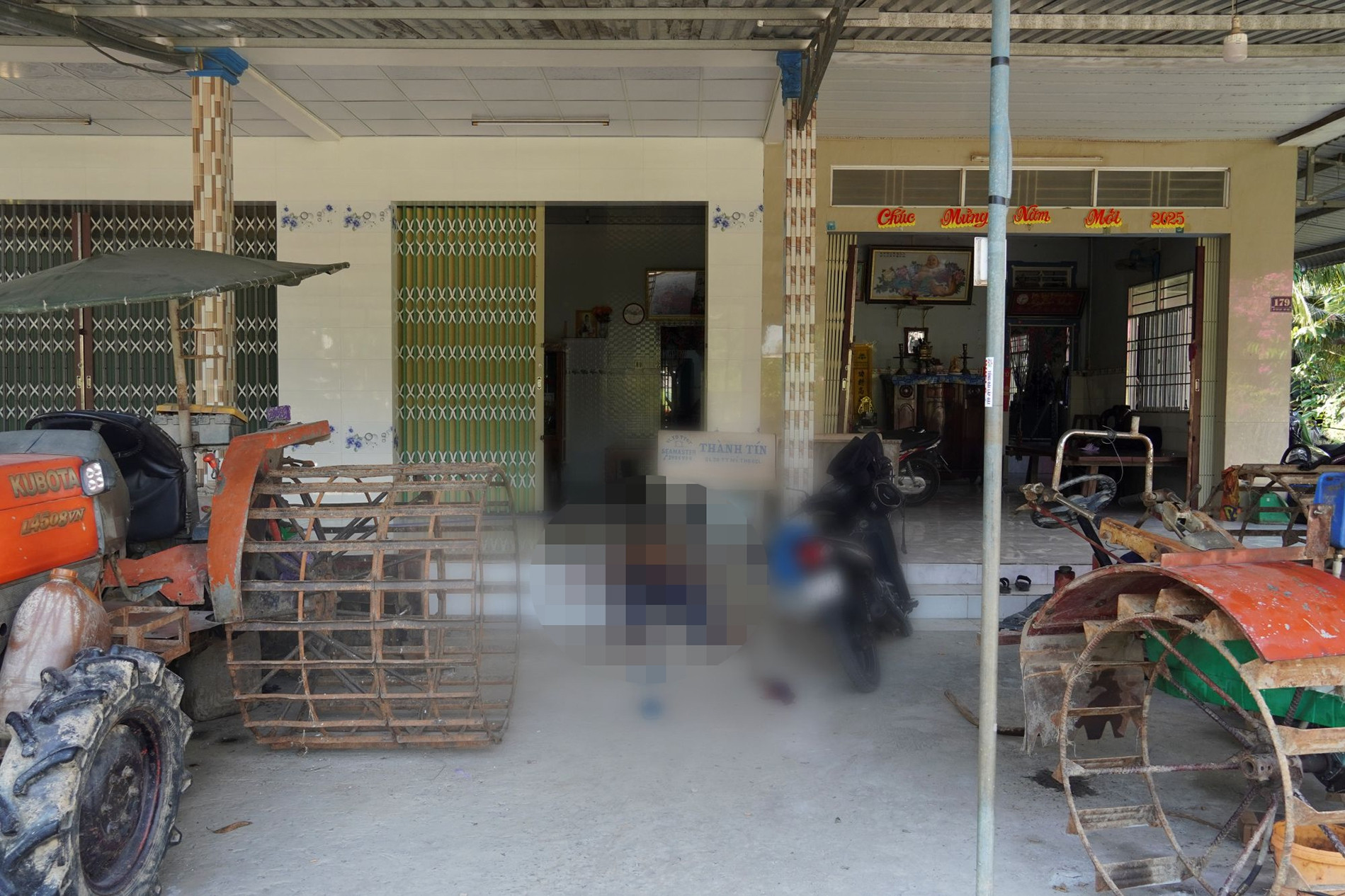 Cha rủ con trai đi đánh ghen, đâm 'tình địch' tử vong