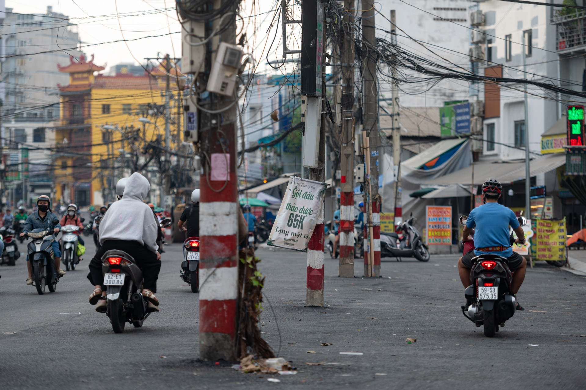Cột điện án ngữ giữa tuyến đường được mở rộng gấp 4 lần ở nội đô TPHCM